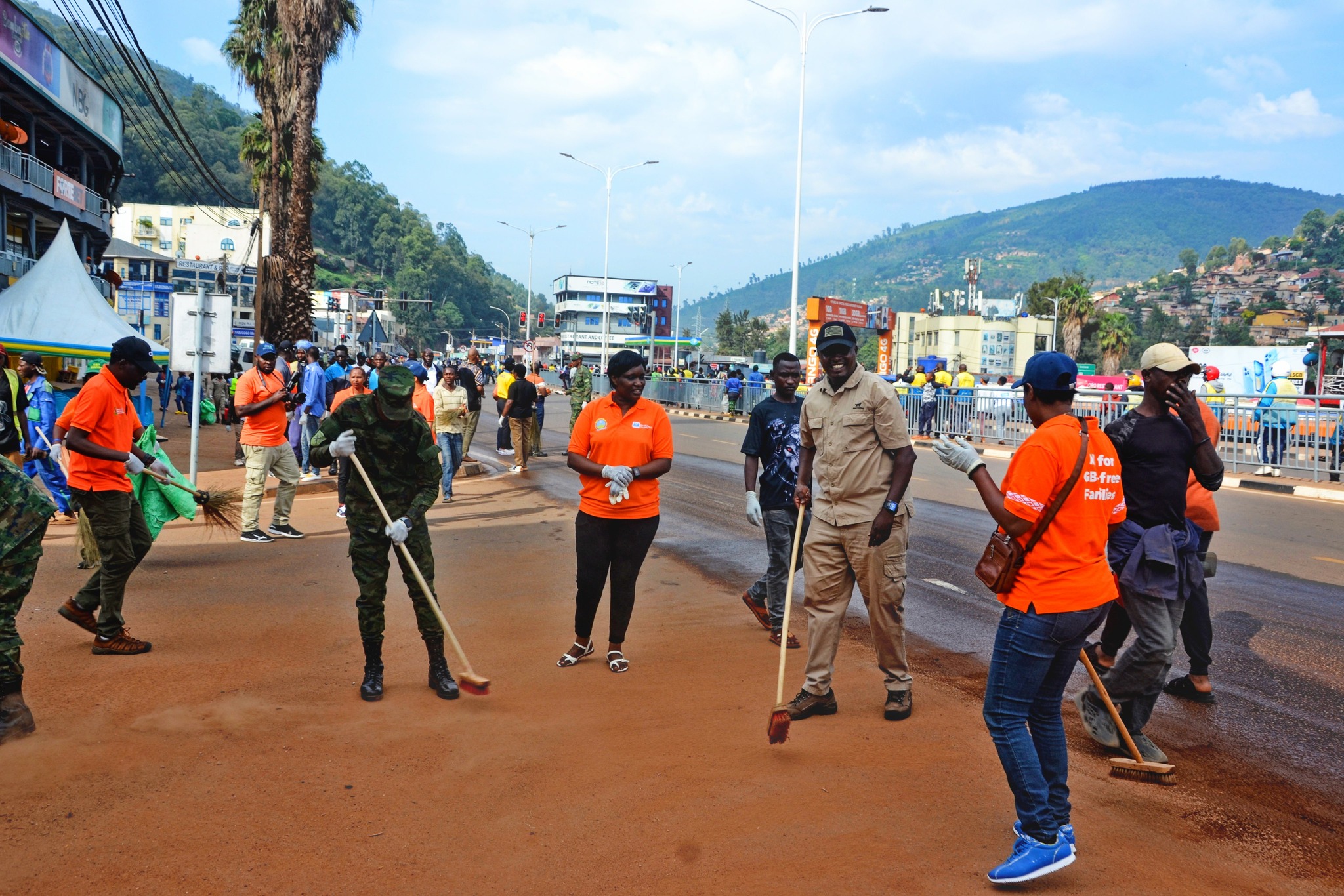 NYARUGENGE: Umuganda wakozwe  imodoka zisukura imihanda,  Nyabugogo isigarana isura nshya